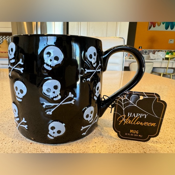 Global design connections, Halloween Skull and Crossbones mug - Picture 1 of 11